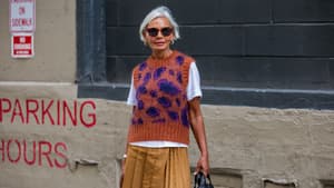 Fashion-Influencerin Grece Ghanem in lässigem Outfit.