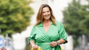 Frau in grünem Wickelkleid