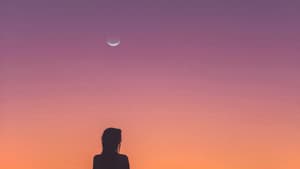 Frau schaut in den Abendhimmel