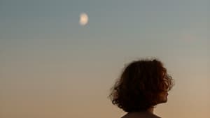 Frau schaut in Abendhimmel