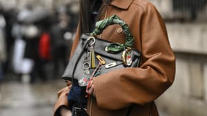 Frau mit Handtasche und Bag-Charms