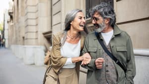 Mann und Frau lachen gemeinsam