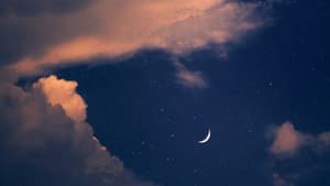 Abendhimmel mit Mond und Wolken