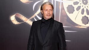 Mads Mikkelsen mit einem schwarzen Anzug auf dem roten Teppich.