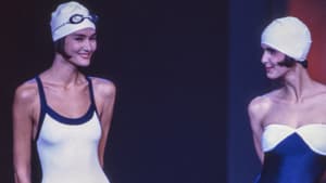 Drei Frauen in Tankinis mit Badekappen von früher.