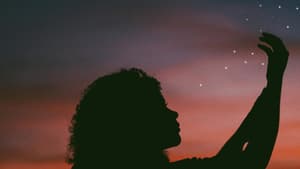 Frau unter Sternenhimmel
