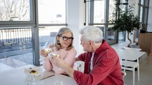 Eine Frau und ein Mann trinken Wein