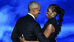 Barack und Michelle Obama halten sich in den Armen