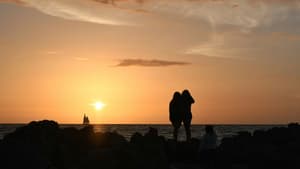 Zwei Freundinnen vor dem Sonnenuntergang