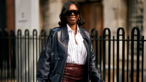 Frau in Glattlederjacke