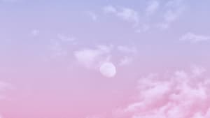 Rosa-blauer Himmel mit Mond und Wolken