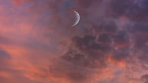 Mond am orangenen Wolkenhimmel