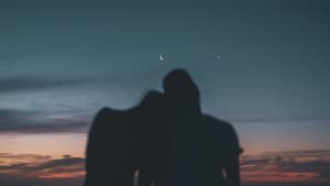 Paar unter dem Mondhimmel