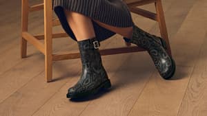 Eine Frau trägt stylische Stiefeletten