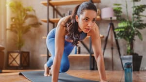 Eine junge Frau macht Sport auf einer Matte