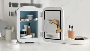 Ein Kühlschrank im Miniformat für Kosmetikprodukte