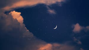 Sternenhimmel mit Mond und Wolken