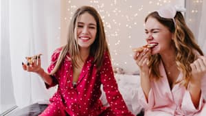 Zwei Freundinnen essen gemeinsam Pizza