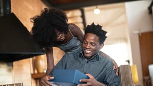 Eine Frau beschenkt ihren Mann