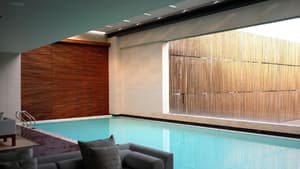 Großer Indoor-Pool mit Fensterfront.