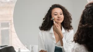 Eine Frau benutzt einen Jaderoller für ihr Gesicht