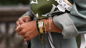 Eine Frau trägt hochwertigen Schmuck an den Händen