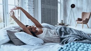 Frau liegt in ihrem Bett