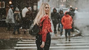 Eine Frau läuft auf den Straßen New Yorks
