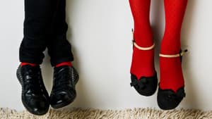 Schwarze Hose, rote Strümpfe