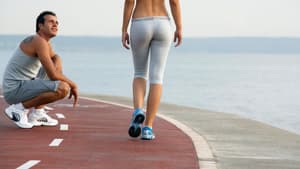 Junges Paar treibt gemeinsam Sport