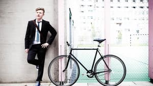 Mann im Anzug vor dem Fahrrad
