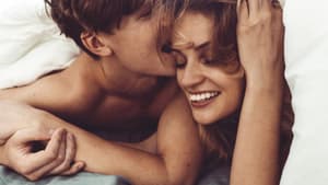 Mann und Frau im Bett