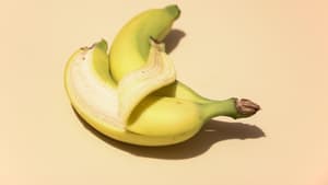 Zwei Bananen liegen aneinander