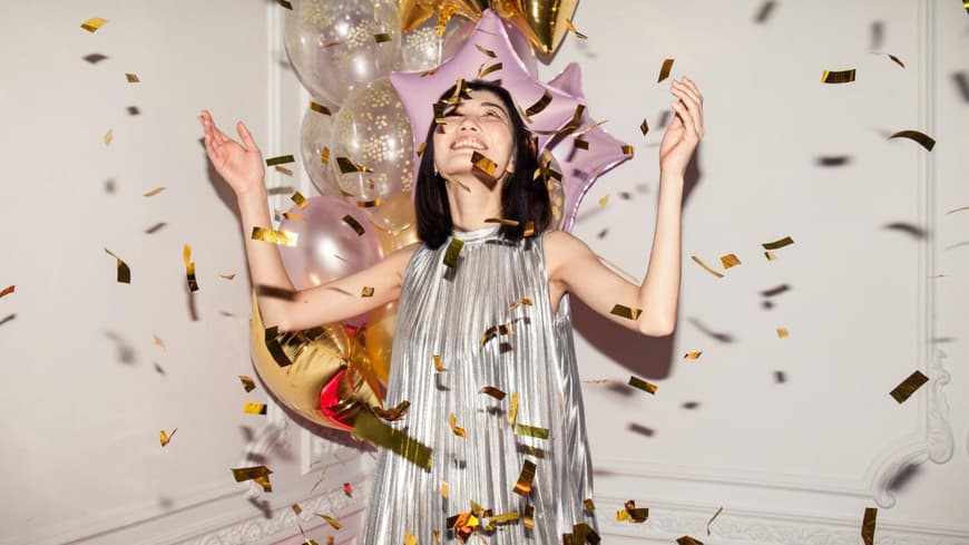 Frau feiert Silvester