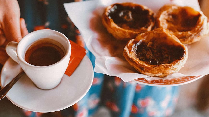 Frau mit Kaffee und Kuchen