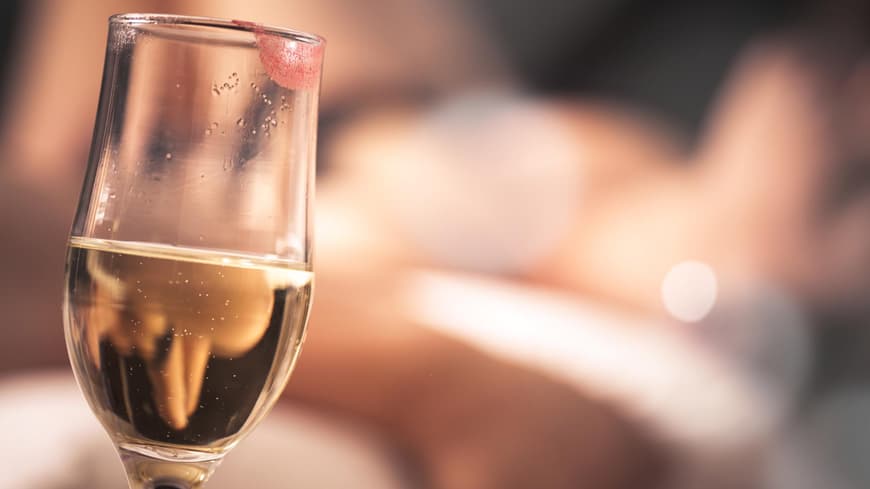 Glas Sekt mit Lippenstift