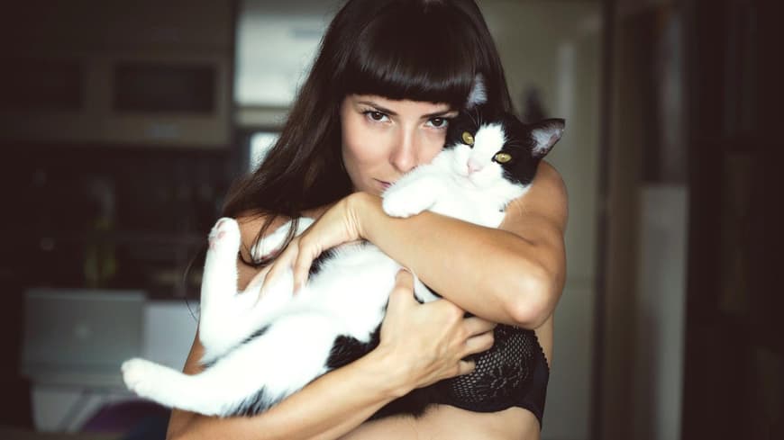 Frau mit Katze
