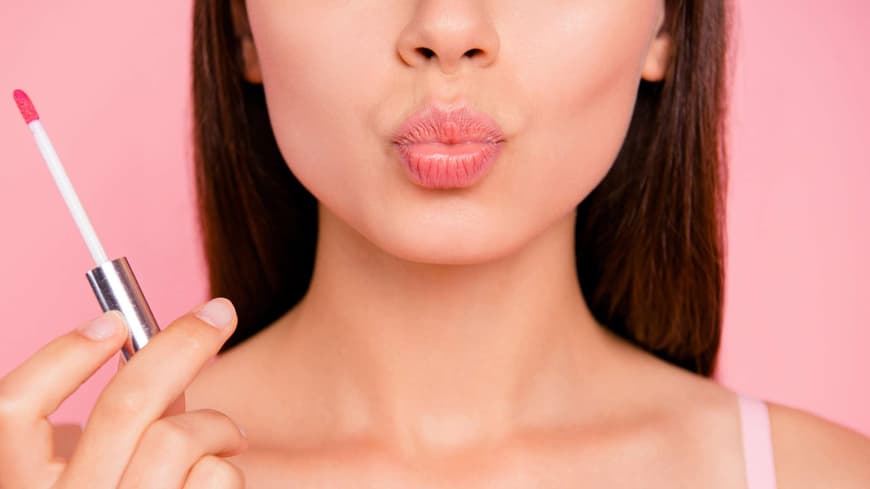Frau mit Lipgloss