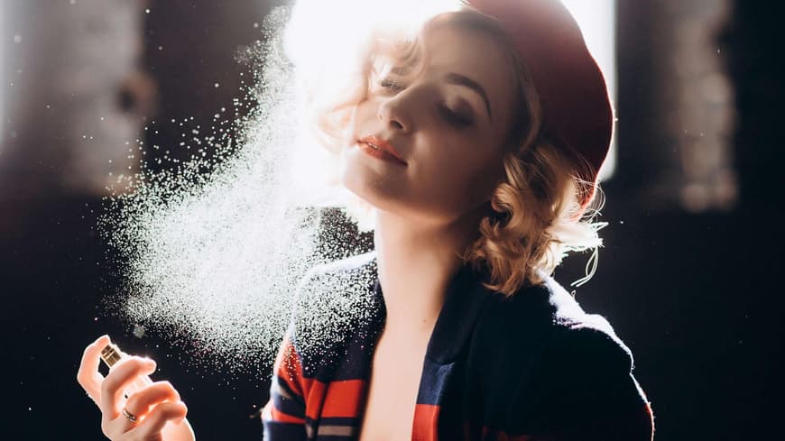 Frau mit Parfum