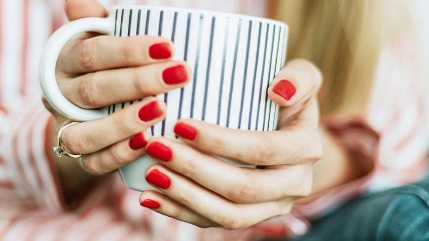 Frau mit rotem Nagellack