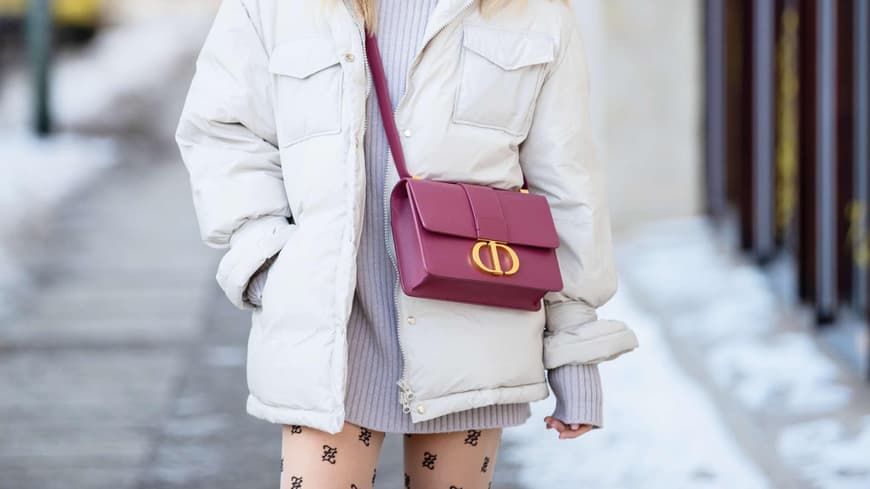 Frau mit Dior-Tasche