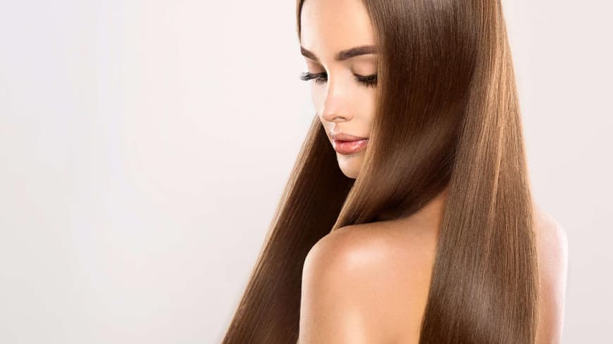 Frau mit langen glatten Haaren