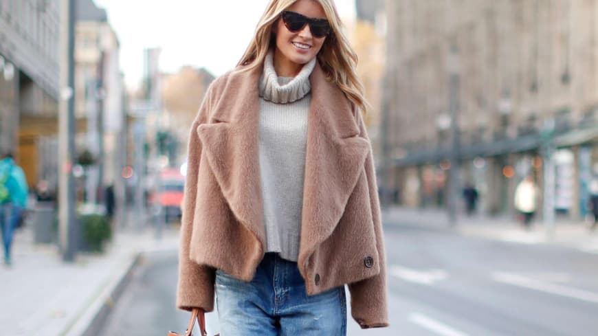 Frau mit Teddy-Jacke