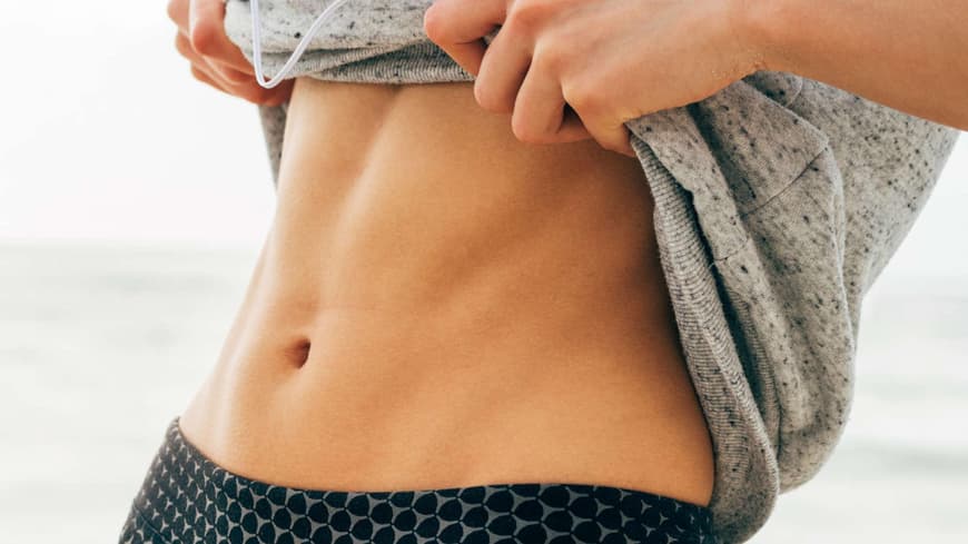 Frau mit flachem Bauch