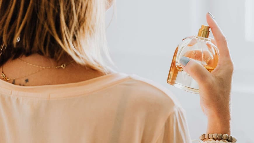 Frau mit Parfumflakon
