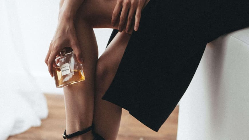 Frau mit Chanel Parfum