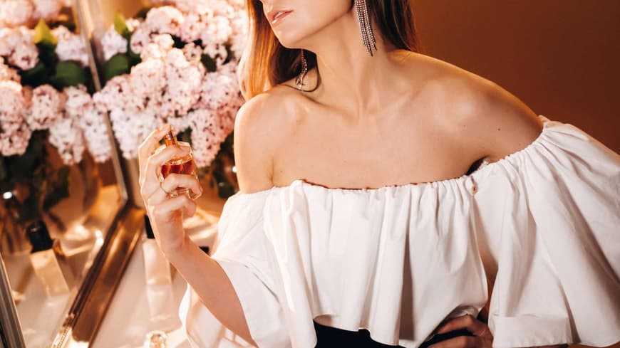 Frau mit Parfum