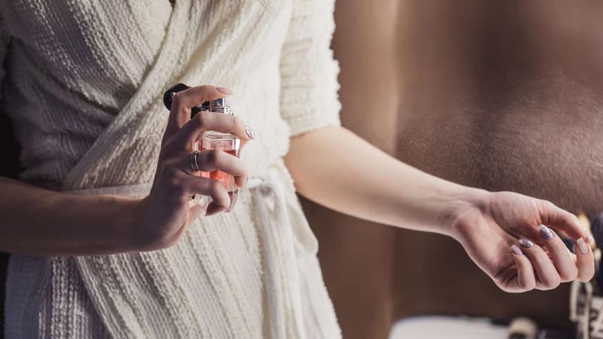 Frau im Kleid mit Parfum