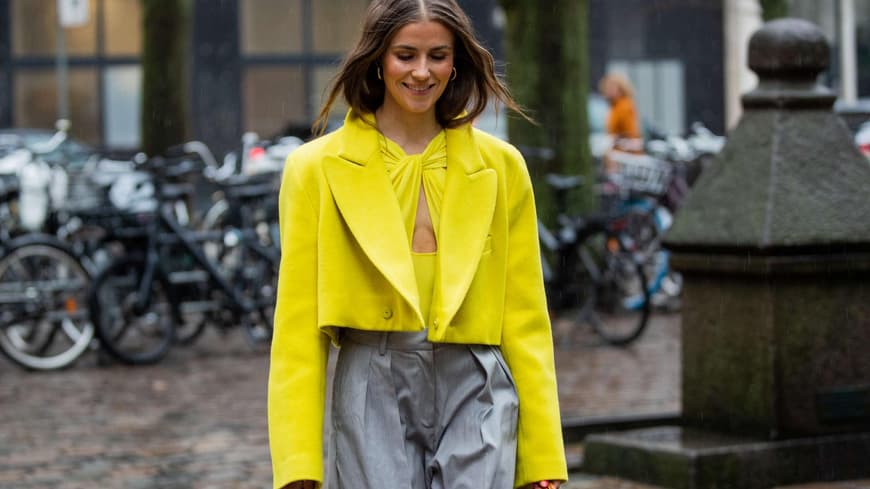 Frau in gelber Jacke