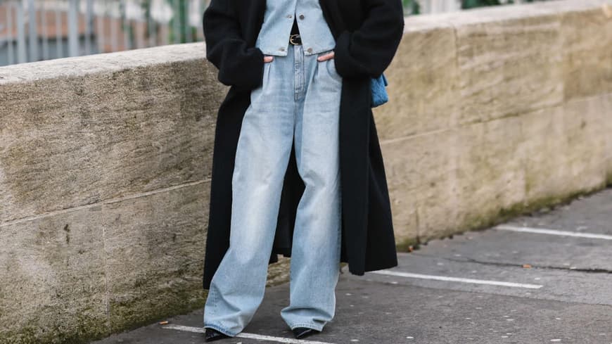 Frau mit Baggy Jeans